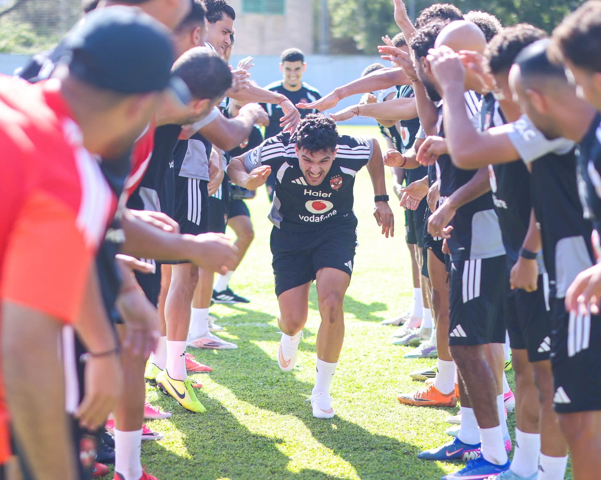 ممر شرفي للاعبي الأهلي الجدد