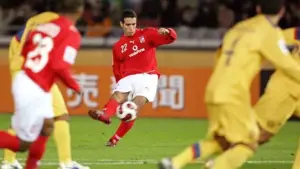 أبو تريكة ينفذ ضربة حرة مباشرة أمام مرمى كلوب أمريكا المكسيكي في كأس العالم للأندية 2006.. لحظة فنية خالدة من نجم القلعة الحمراء.