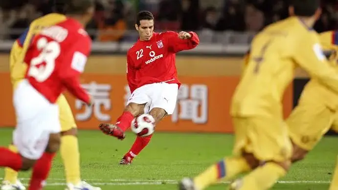 أبو تريكة ينفذ ضربة حرة مباشرة أمام مرمى كلوب أمريكا المكسيكي في كأس العالم للأندية 2006.. لحظة فنية خالدة من نجم القلعة الحمراء.