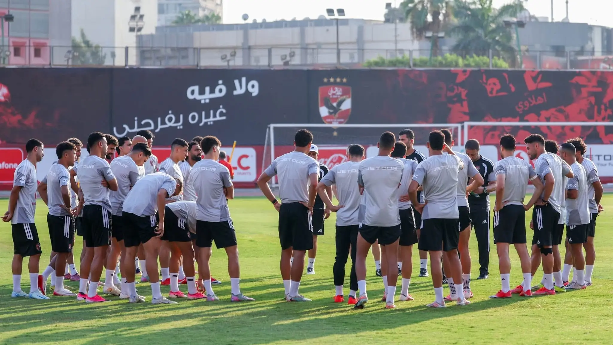 الأهلي يفتح خزائنه..