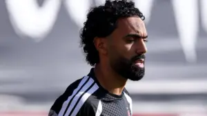 صدمة جديدة.. هل يرحل حسين الشحات عن الأهلي بسبب التهميش؟