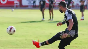 استبعاد مفاجئ وتجربة جديدة.. عموتة يعيد رسم جبهة الأهلي اليسرى